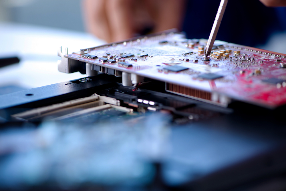 Repairman,Working,In,Technical,Support,Fixing,Computer,Laptop,Tr Eine Nahaufnahme eines Schraubenziehers, der etwas in einem Computerchip justiert