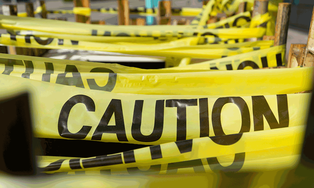caution-tape Es werden gelbe Bänder mit der Aufschrift CAUTION in schwarzer Schrift aufgehängt.